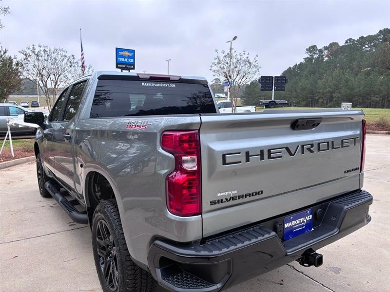 Chevrolet Silverado 1500 Trail Boss Custom Crew Cab 4WD 2026