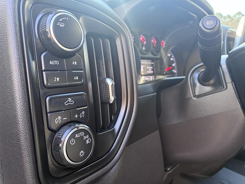 Chevrolet Silverado 1500 Trail Boss Custom Crew Cab 4WD 2024