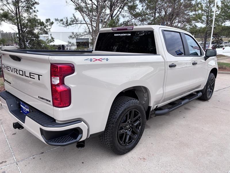 Chevrolet Silverado 1500 Custom Crew Cab 4WD 2026