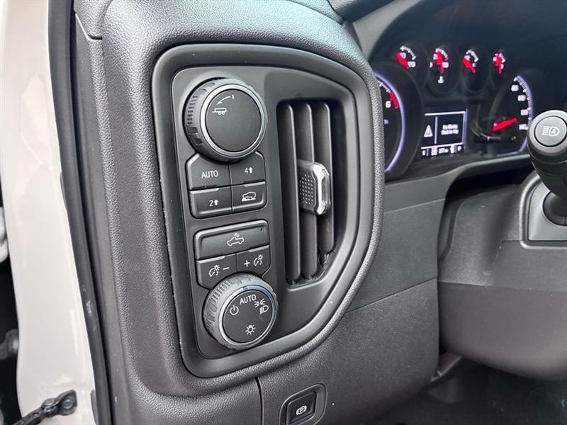 Chevrolet Silverado 1500 Custom Crew Cab 4WD 2026