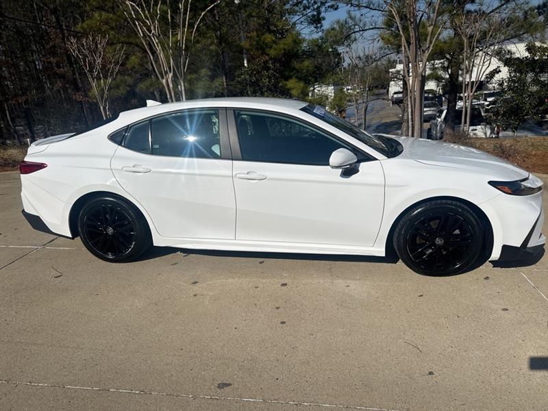 Toyota Camry Hybrid XLE 2025