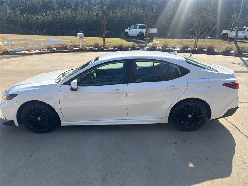 Toyota Camry Hybrid XLE 2025