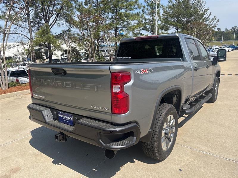 Chevrolet Silverado 2500HD Custom Double Cab Long Box 4WD 2026