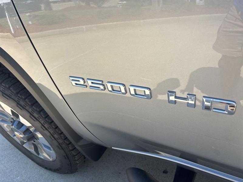 Chevrolet Silverado 2500HD Custom Double Cab Long Box 4WD 2026