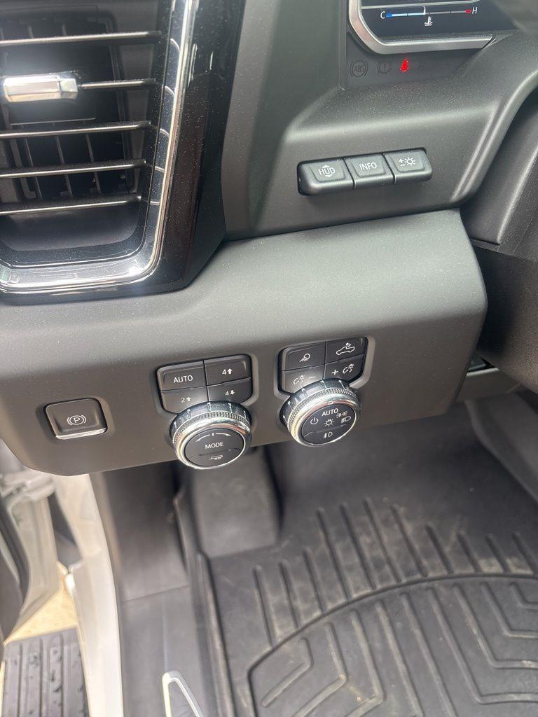 GMC Sierra 1500 Denali Ultimate Crew Cab 4WD 2023