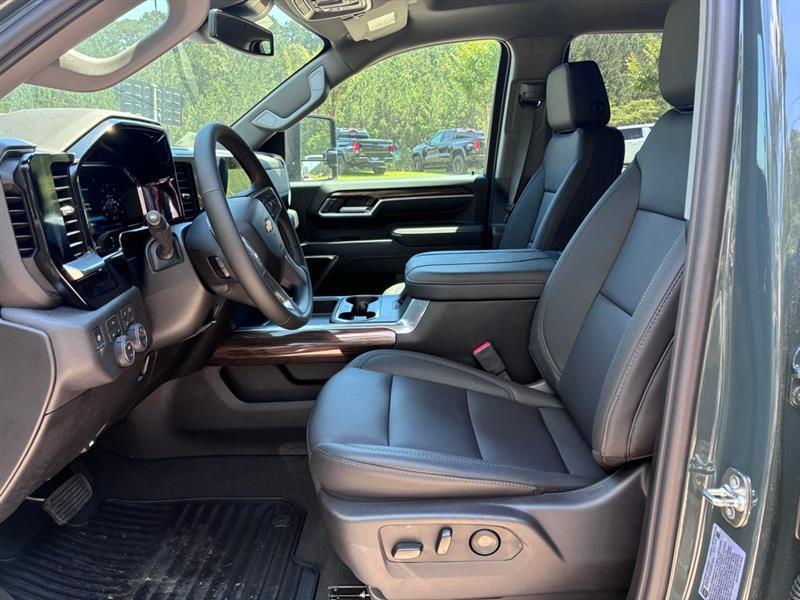 Chevrolet Silverado 3500HD LT Crew Cab 4WD 2025