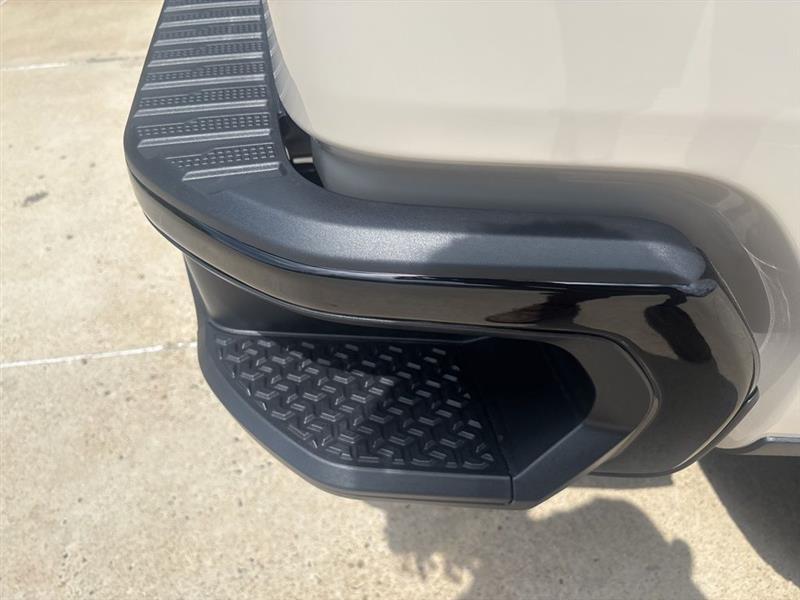 Chevrolet Silverado 1500 Trail Boss Custom Crew Cab 4WD 2026