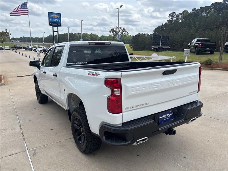 Chevrolet Silverado 1500 Trail Boss Custom Crew Cab 4WD 2026