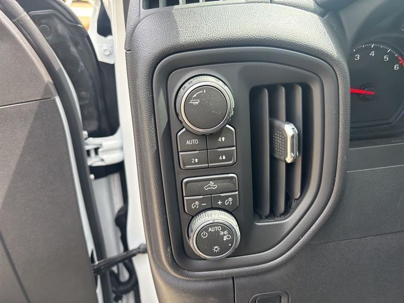 Chevrolet Silverado 1500 Trail Boss Custom Crew Cab 4WD 2026