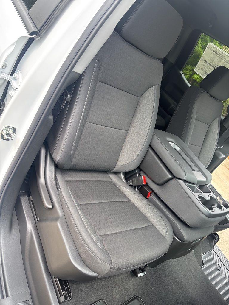 Chevrolet Silverado 1500 Trail Boss Custom Crew Cab 4WD 2026