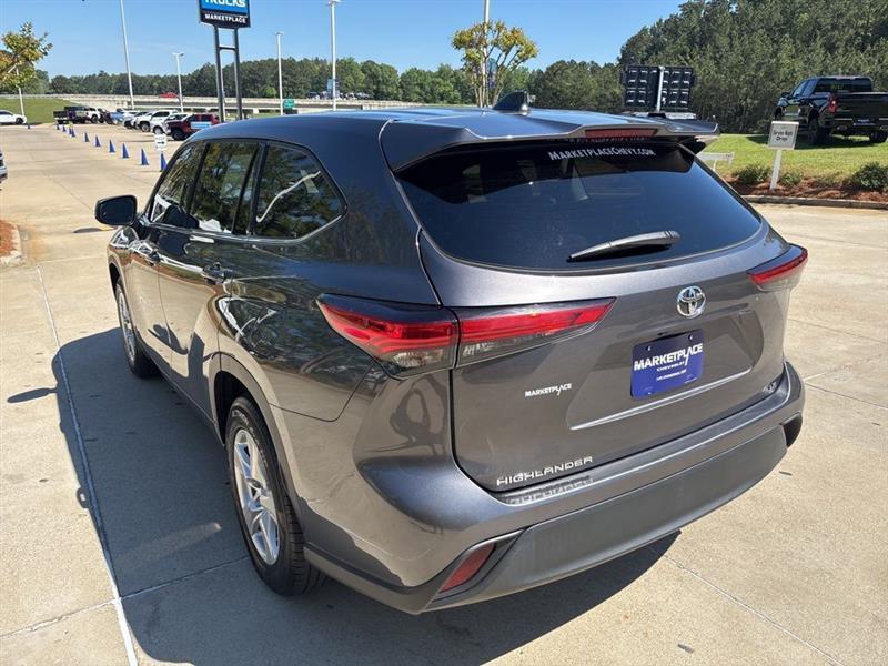 Toyota Highlander LE FWD V6 2021