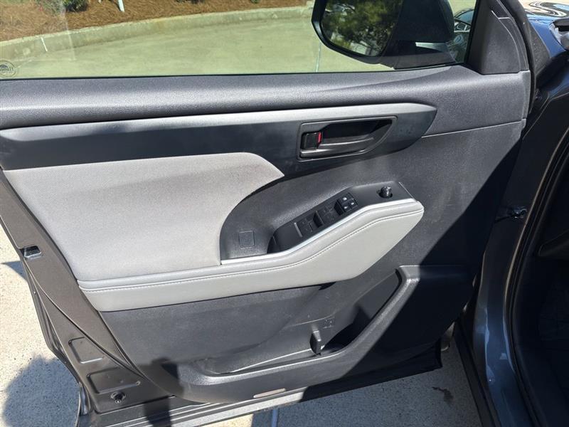 Toyota Highlander LE FWD V6 2021