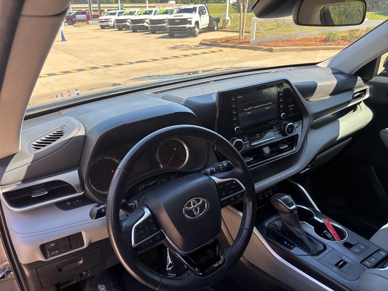 Toyota Highlander LE FWD V6 2021