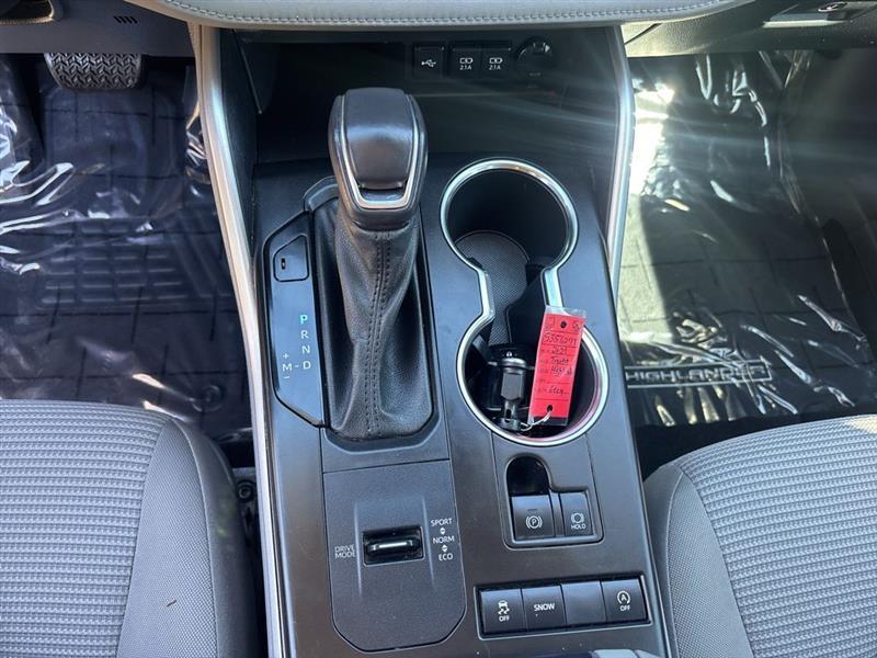 Toyota Highlander LE FWD V6 2021