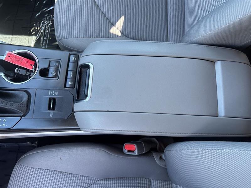 Toyota Highlander LE FWD V6 2021