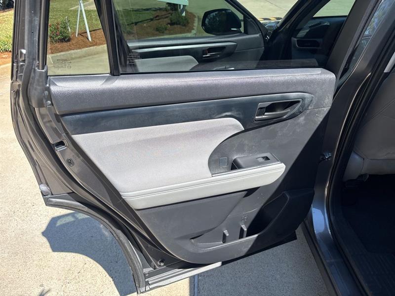 Toyota Highlander LE FWD V6 2021