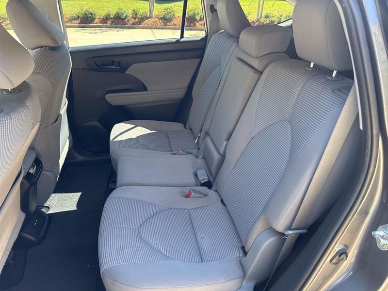 Toyota Highlander LE FWD V6 2021