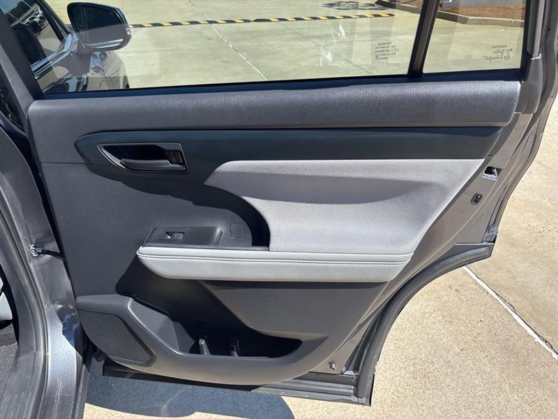 Toyota Highlander LE FWD V6 2021