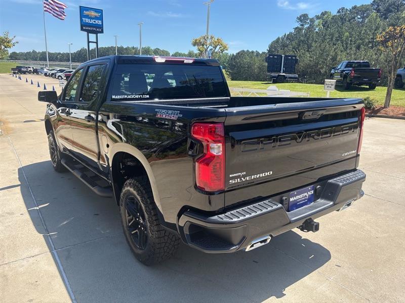 Chevrolet Silverado 1500 Trail Boss Custom Crew Cab 4WD 2026