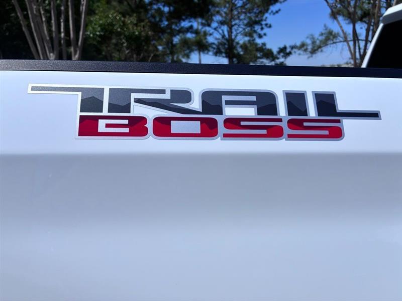Chevrolet Silverado 1500 Trail Boss Custom Crew Cab 4WD 2026