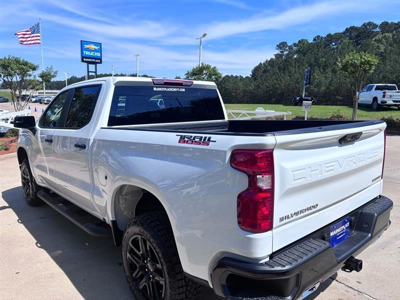 Chevrolet Silverado 1500 Trail Boss Custom Crew Cab 4WD 2026