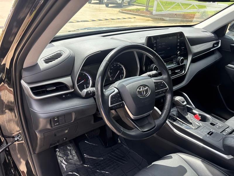 Toyota Highlander XLE FWD V6 2022