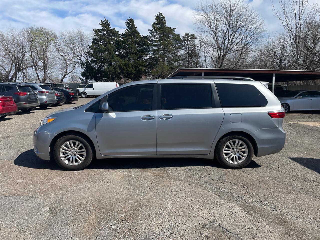 Toyota Sienna XLE FWD 8-Passenger V6 2016