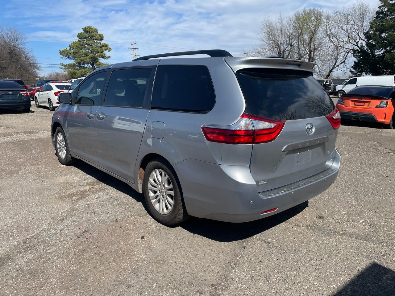 Toyota Sienna XLE FWD 8-Passenger V6 2016