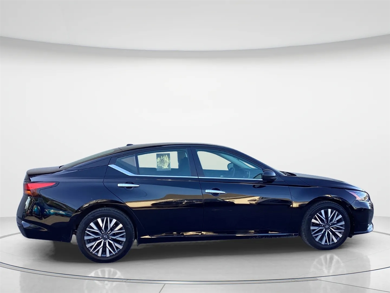2024 Nissan Altima SV photo 2
