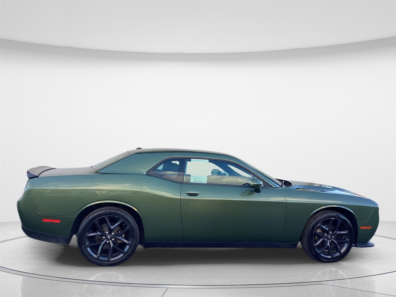 2022 Dodge Challenger SXT photo 2