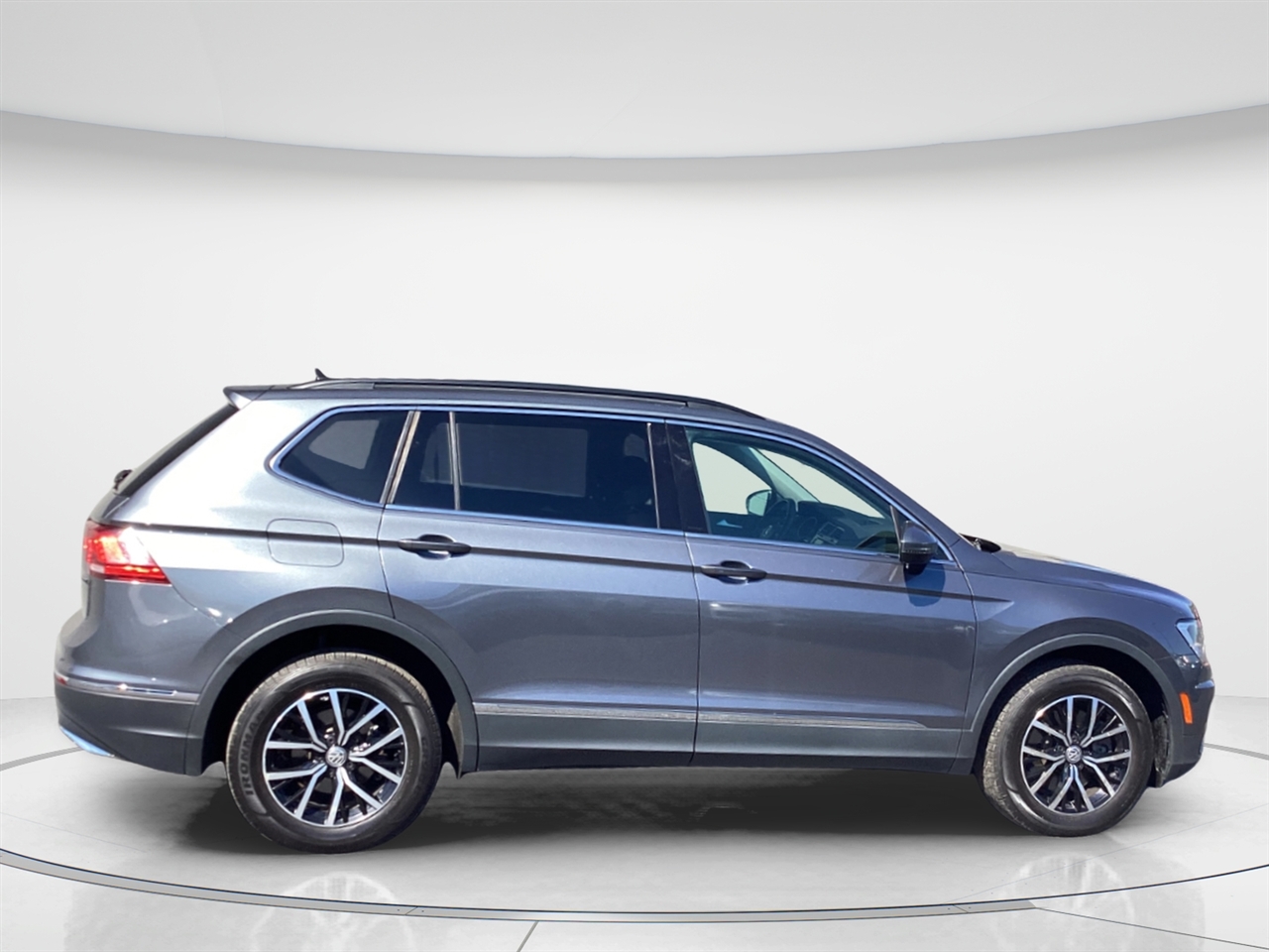 2021 Volkswagen Tiguan SE photo 2