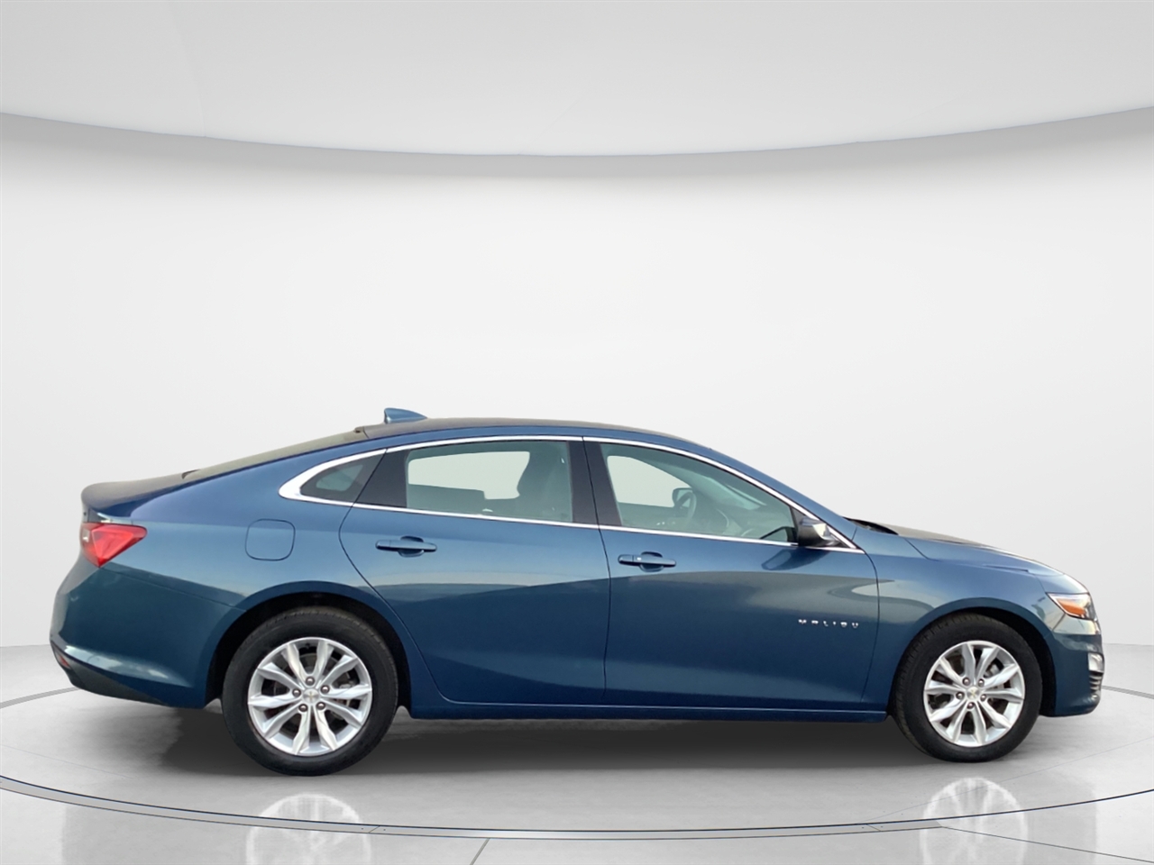 2024 Chevrolet Malibu 1LT photo 2