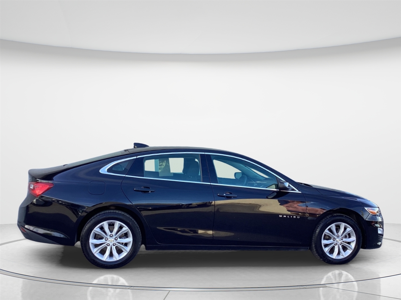 2024 Chevrolet Malibu 1LT photo 2