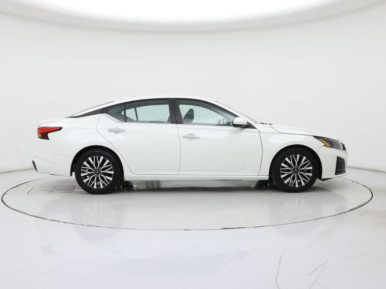 2025 Nissan Altima SV - Photo 9
