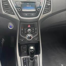 Hyundai Elantra SE 6AT 2016