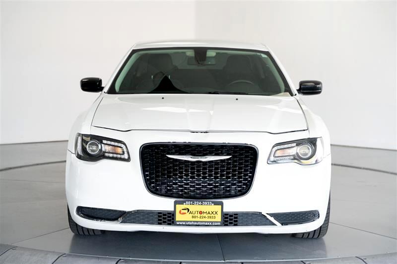 2019 Chrysler 300 Touring photo 2