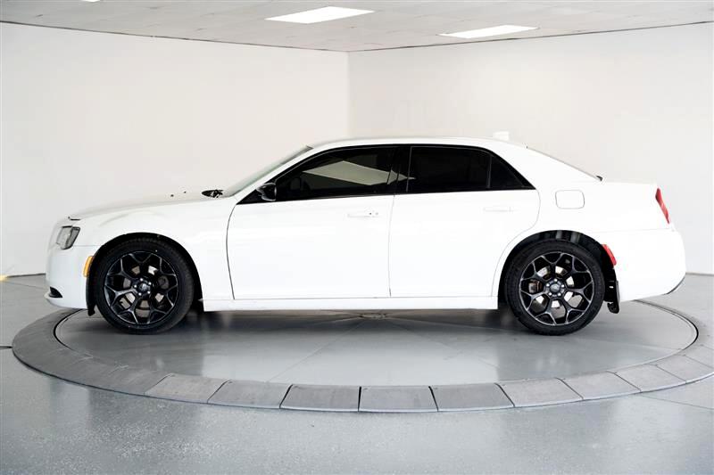 2019 Chrysler 300 Touring photo 4