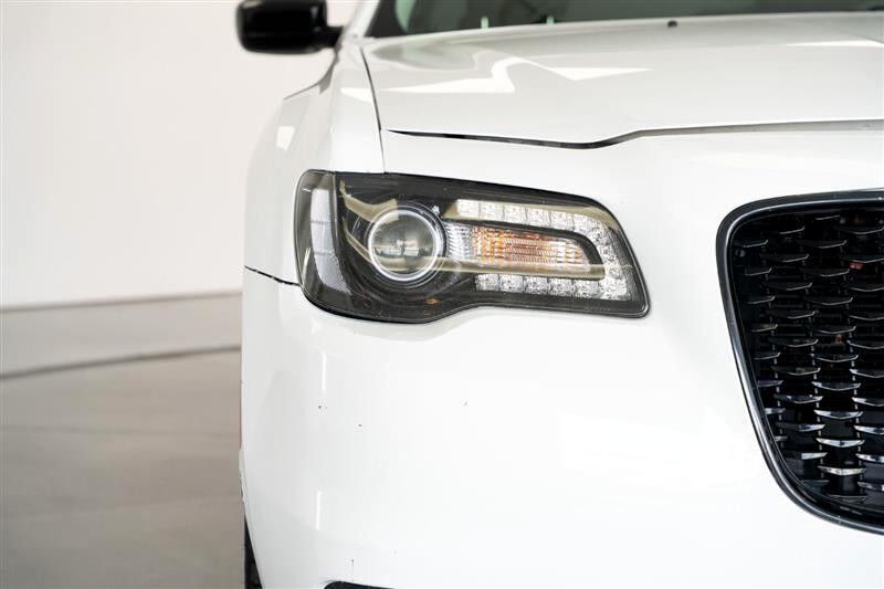 2019 Chrysler 300 Touring photo 9