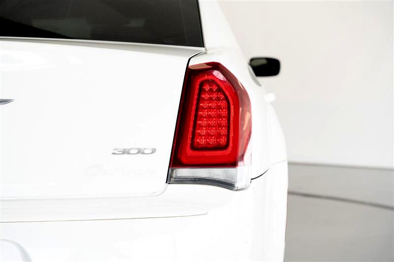 2019 Chrysler 300 Touring photo 12