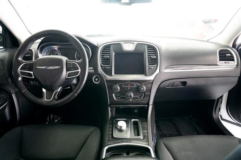 2019 Chrysler 300 Touring photo 13