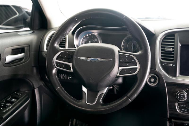2019 Chrysler 300 Touring photo 14
