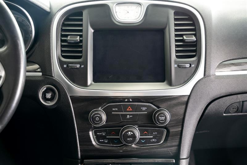 2019 Chrysler 300 Touring photo 15