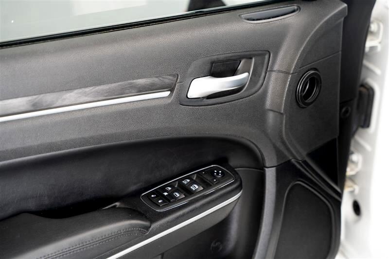 2019 Chrysler 300 Touring photo 17