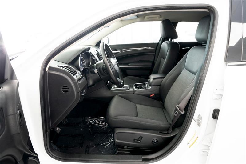 2019 Chrysler 300 Touring photo 18