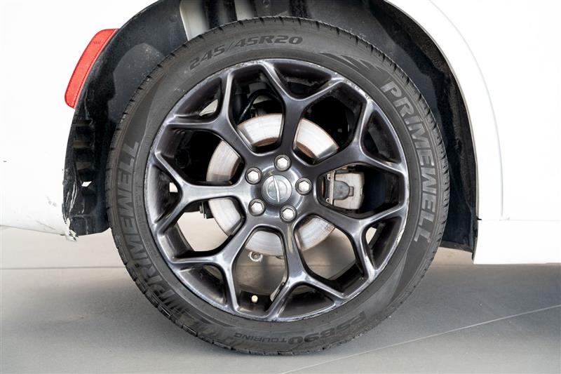 2019 Chrysler 300 Touring photo 21