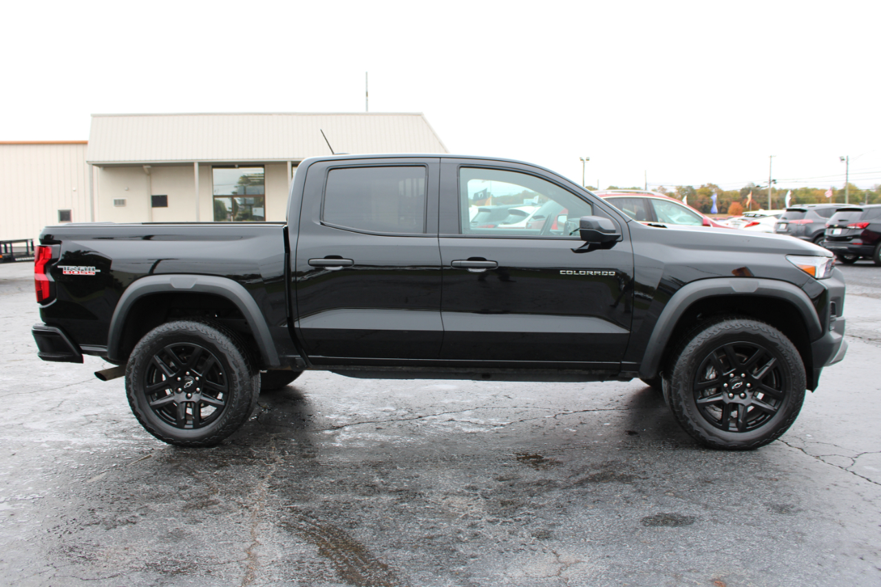 2024 Chevrolet Colorado Trail Boss photo 2