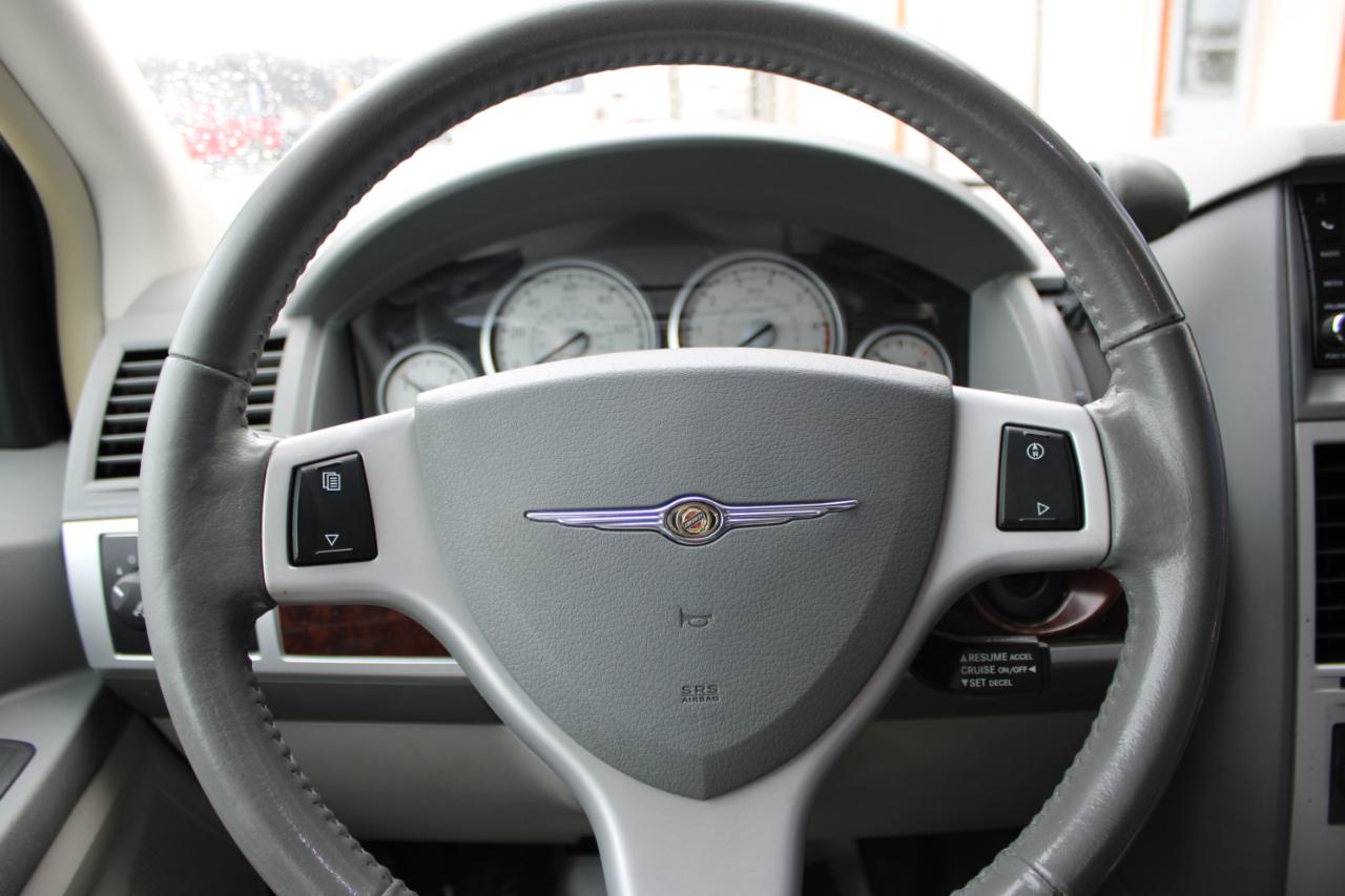 Chrysler Town & Country Touring 2010