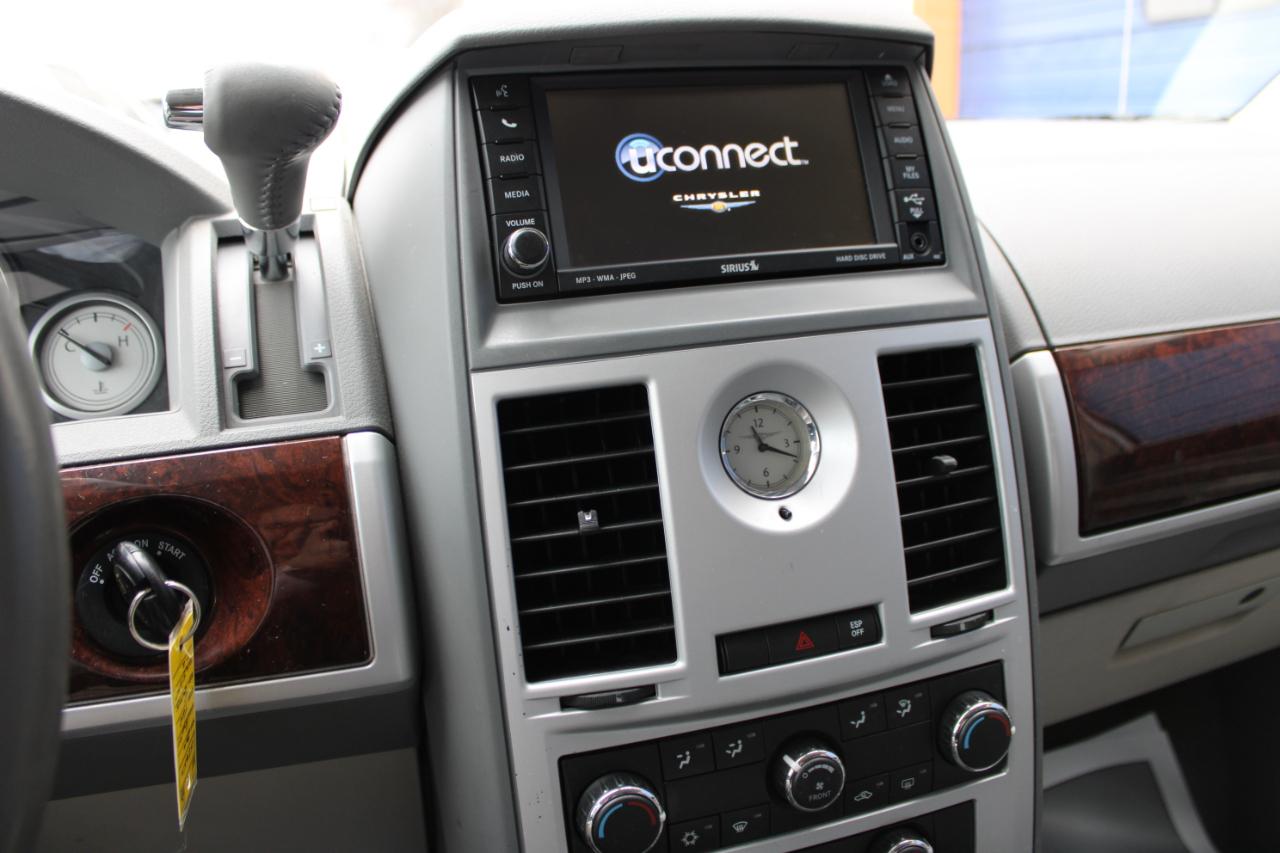 Chrysler Town & Country Touring 2010