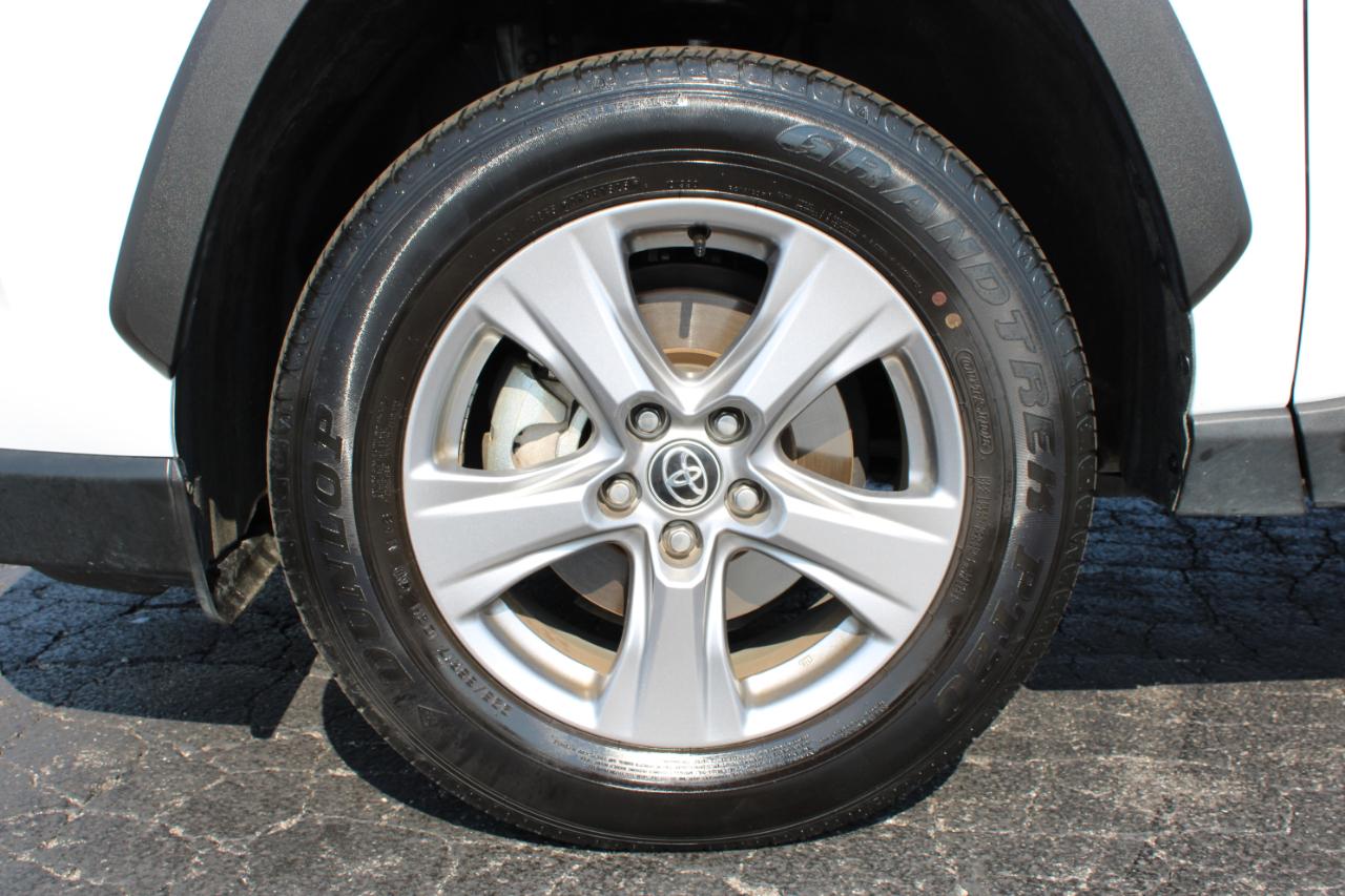 Toyota RAV4 XLE 2025