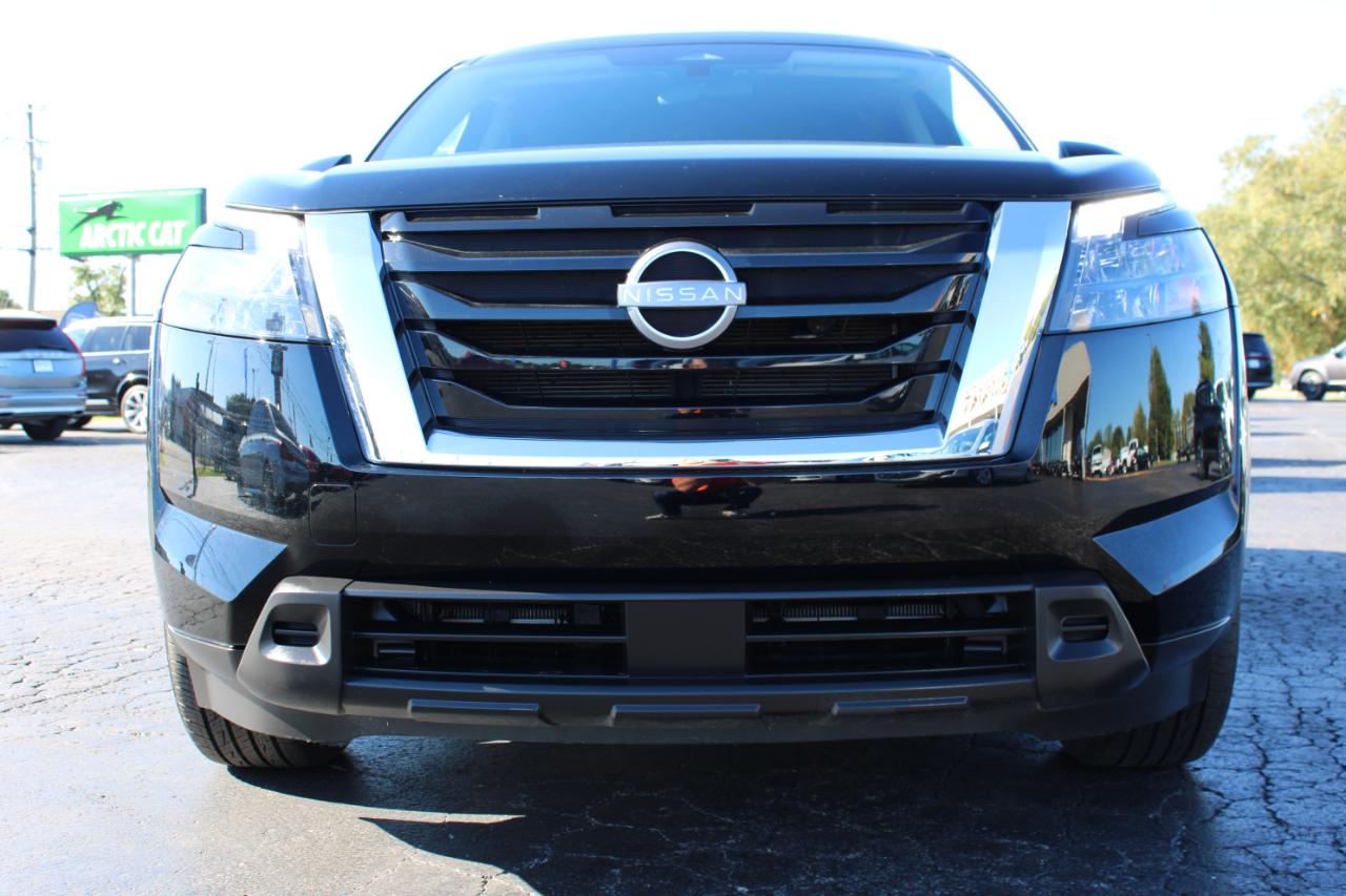 Nissan Pathfinder SV 2025